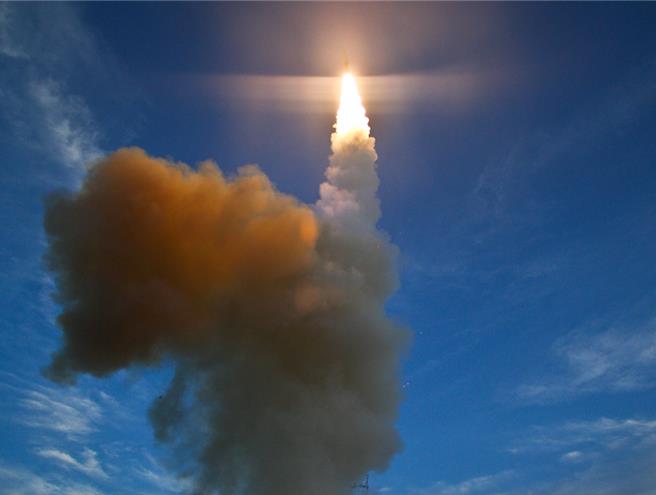 由于担心中国将部署高超音速武器，以击沉太平洋上的军舰，据传美国海军正推进部分军舰上装备爱国者拦截飞弹的计画。（示意图／美联社资料照）