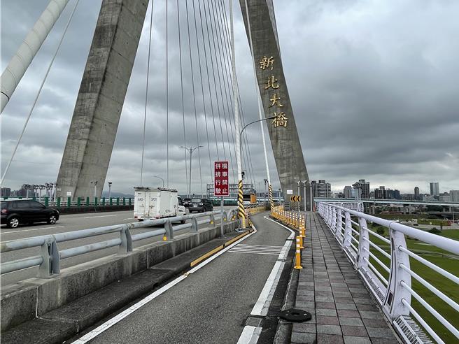 新北市政府为提供机车族安全的通行环境，将针对新北大桥桥塔旁S型弯道进行改善。（工务局提供）