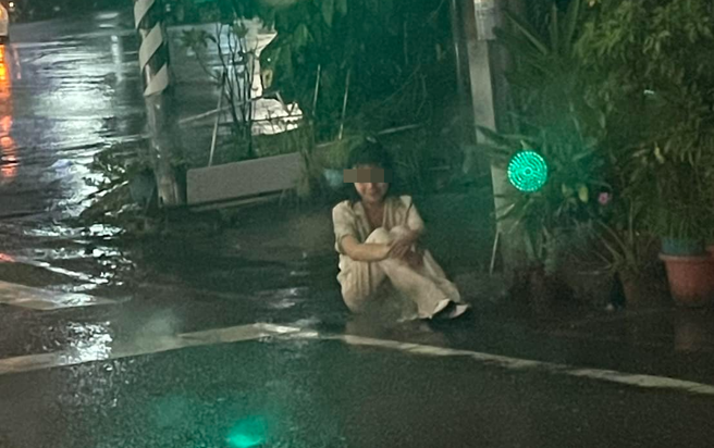 台東有民眾在深夜發現一名少女全身溼答答，獨自坐在傳廣路與更生路路口。（翻攝台東大小事）
