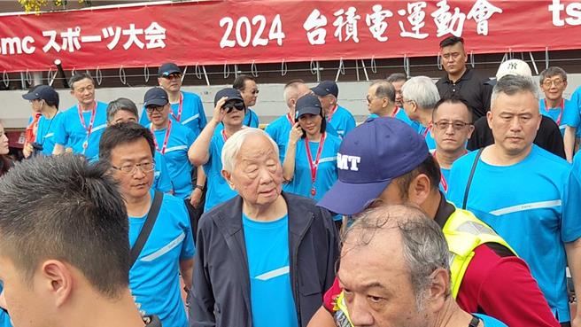 台積電創辦人張忠謀（中）抵達運動會後隨即繞場，與員工近距離接觸。（圖／柳名耕攝）