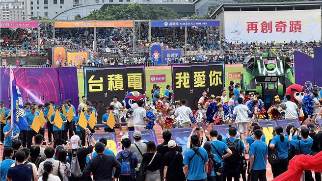 董事長暨總裁魏哲家宣布台灣員工每人發2萬元獎金，粗估約12億元。（圖／柳名耕攝）