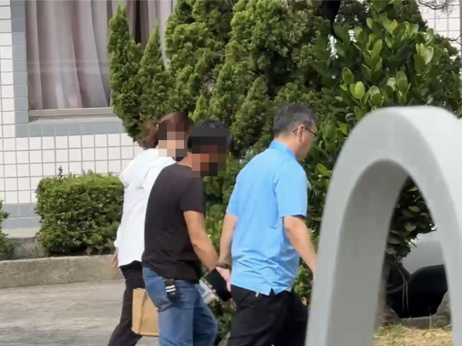 洪姓哨兵的父亲穿着黑色上衣，母亲身穿白色外套，2人戴着口罩前往现场认尸，眼神看得出疲累，全程低调不发一语。（纪爰摄）