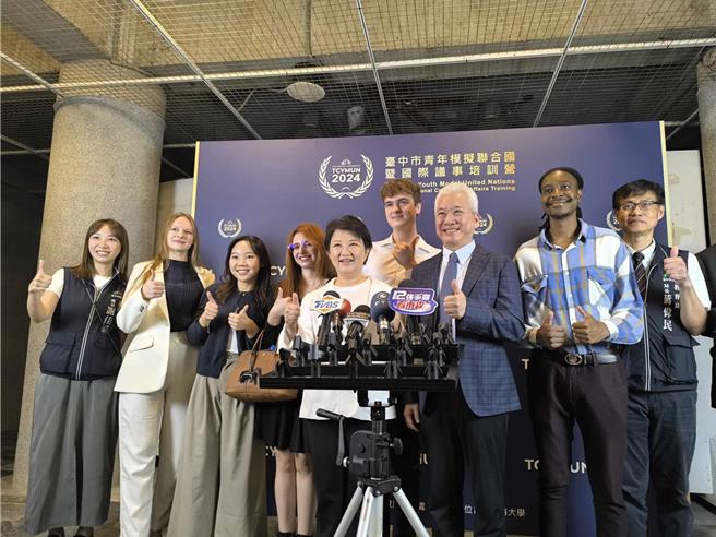 卢秀燕今天受访表示，一定会举办封王游行。（李京升摄）