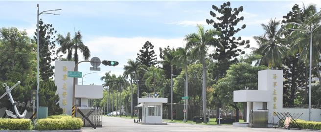 海军陆战队指挥部所属防空警卫群洪姓士兵于25日晚间轻生，耕心疗癒诊所院长林耕新呼吁有需要治疗的军人请早日就医。图为左营海军基地。（本报资料照片）