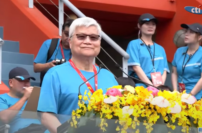 魏哲家首度主持運動會，感謝過去為台積奠定堅實基礎的老同伴。（翻攝中天畫面）
