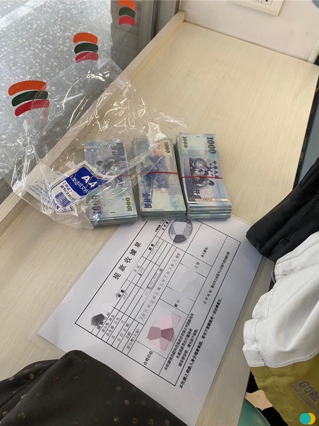 警方現場查扣30萬元贓款。（警方提供）