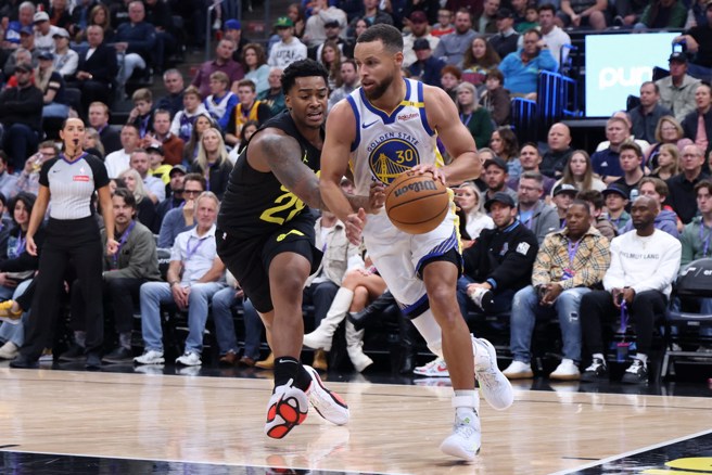 柯瑞运球闪过对方防守切入禁区。(路透)