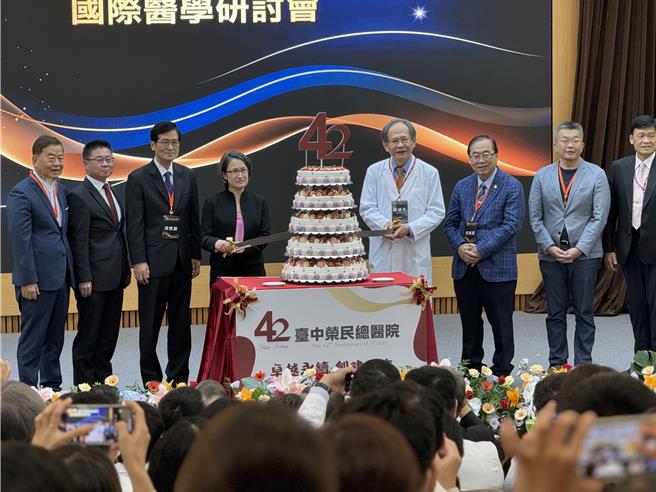 台中荣总42周年院庆国际医学研讨会于26日上午开幕，副总统萧美琴到场祝贺，并与中荣院长陈适安等人切蛋糕庆祝中荣42周年。（潘虹恩摄）