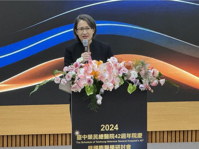 副总统萧美琴26日上午出席台中荣总42周年院庆国际医学研讨会提到，全社会防卫韧性委员会有所误解，「以为是全民皆兵，大家拿一把枪，其实是错误认知」，每个挑战都需要全社会的力量，医界更扮演不可或缺的角色。（潘虹恩摄）