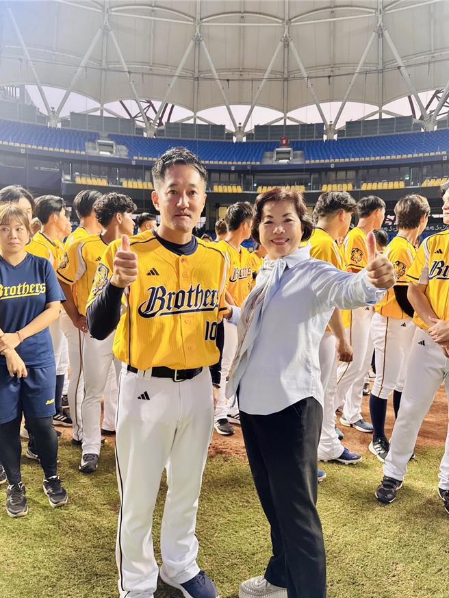 中信兄弟收下台湾大赛冠军，立委杨琼璎加码送600份鸡排。（杨琼璎提供／李京升台中传真）