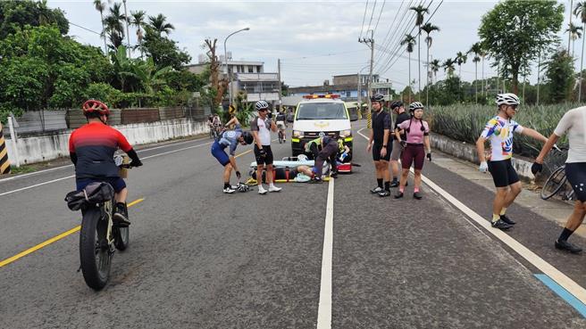 彰化縣芬園鄉139線大彰路發生單車與流浪犬車禍事故，單車騎士手腳擦傷送醫。（民眾提供／孫英哲彰化傳真）
