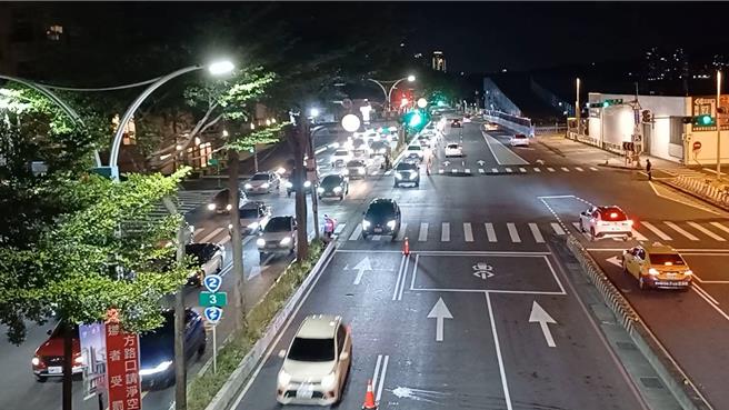 警方25日晚間8時起展開調撥車道演練。（淡水警分局提供）