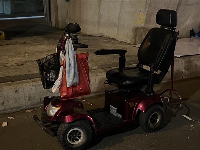 黄姓男子连撞机车及轿车后，肇事逃逸骑电动代步车离开。（民眾提供／郭良杰高雄传真）