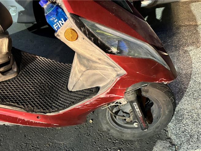 林姓女子遭撞倒的机车上有明显刮痕。（民眾提供／郭良杰高雄传真）