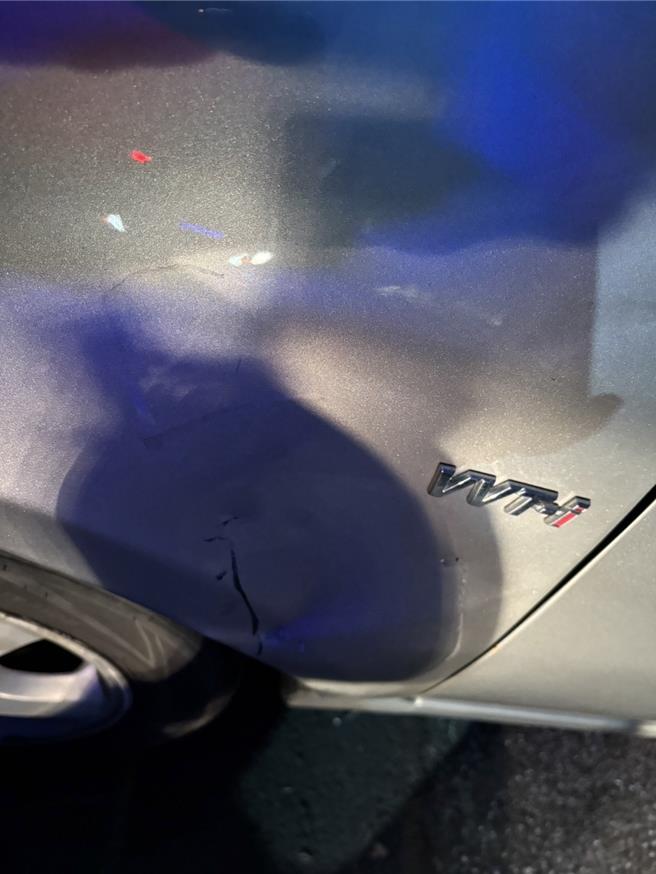 林女的轿车也被倒下的机车刮伤车身烤漆。（民眾提供／郭良杰高雄传真）