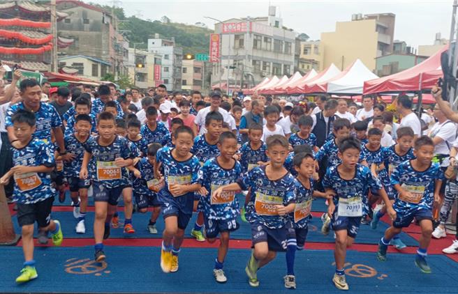 清水馬拉松嘉年華會開跑。（張清照服務處提供／李京昇台中傳真）