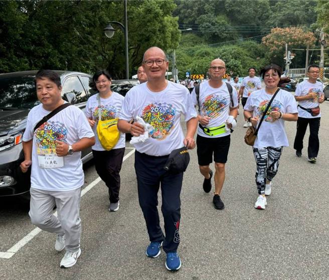 台中市議長張清照帶著大家一同跑步。（張清照服務處提供／李京昇台中傳真）