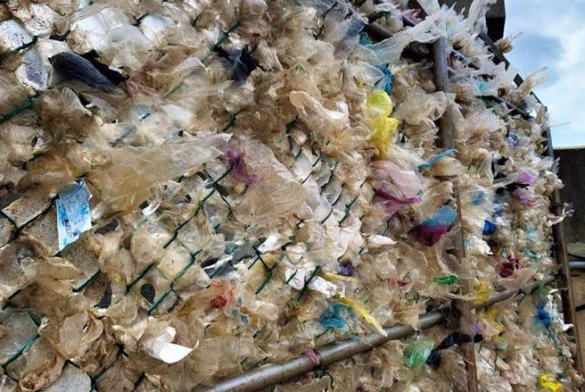 环境部日前指定塑胶衬垫、泡壳等「塑胶平板包材」等为应回收物品，但因分类不易、补贴价格偏低让回收业者兴趣缺缺。（报系资料照）