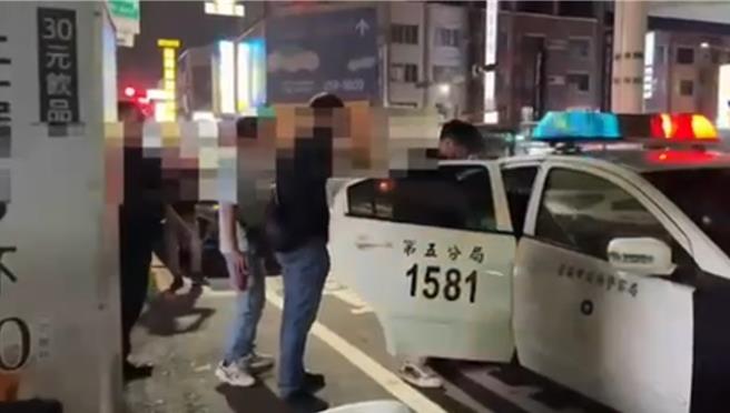 台南市警5分局25日晚間查獲棋牌社涉嫌賭博，將賭客全數帶上警車帶回調查。（讀者提供／程炳璋台南傳真）