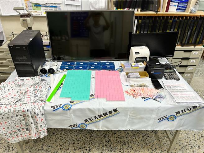 台南市警5分局25日晚間查獲棋牌社涉嫌賭博，查獲整桌賭博工具。（讀者提供／程炳璋台南傳真）