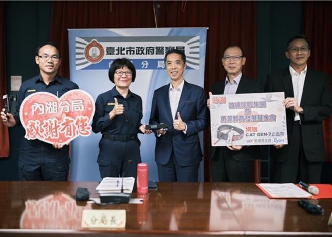 勇源基金會執行長陳致遠捐贈戰術止血帶給內湖分局。（翻攝照片／林郁平台北傳真）