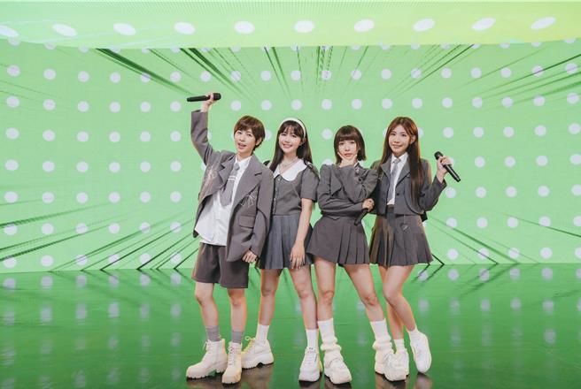BOOM！怪物星人成员小魏（左起）、琳谊、温妮、小V演唱中文宣传曲〈许下星愿Make Wish〉。（台北双喜电影提供）