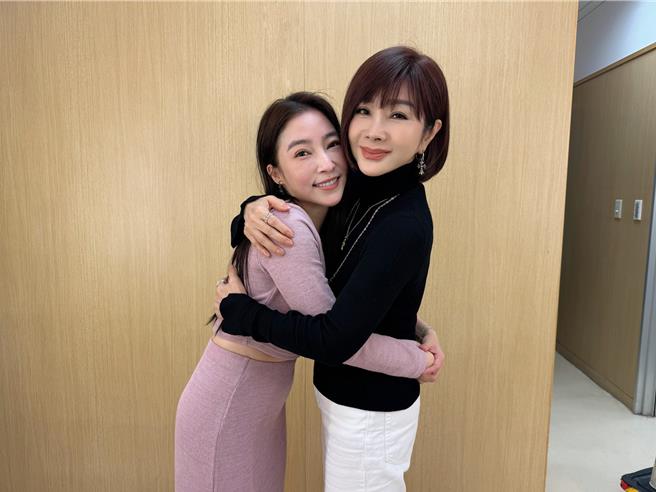 张家玮将出国游学两个月，与陈美凤热情拥抱道别。（民视提供）