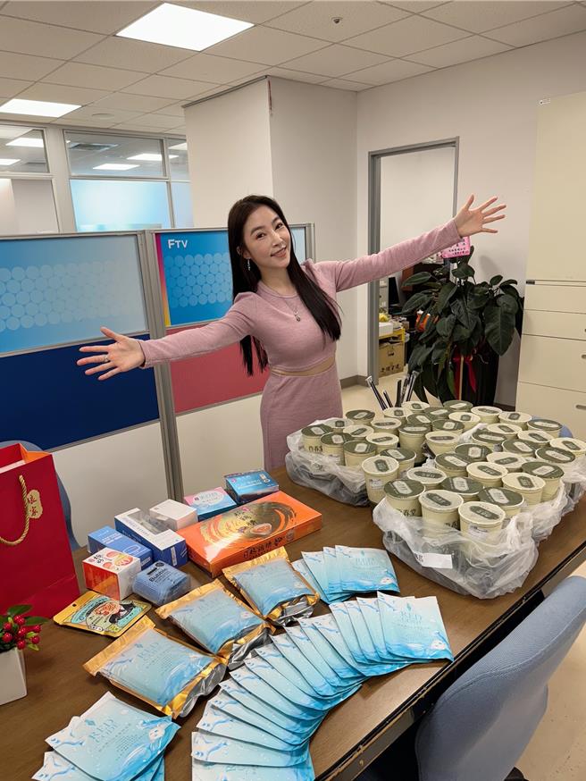 张家玮带饮料回民视探班，获赠许多临别礼物。（民视提供）