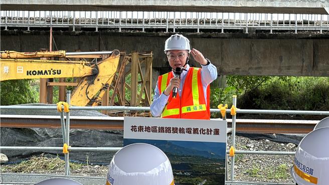 行政院长卓荣泰26日到台东视察花东铁路双轨电气化进度。（蔡旻妤摄）