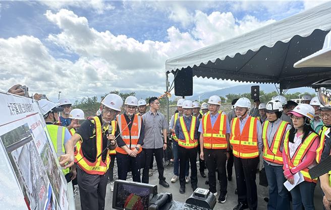 行政院长卓荣泰（右四）26日到台东视察花东铁路双轨电气化进度。（蔡旻妤摄）