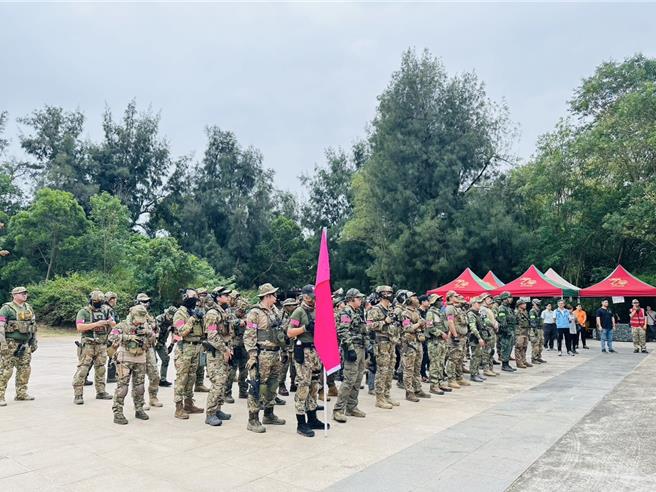 來自台灣北、中、南及廈門的83位生存遊戲愛好者，在金門這個歷史意義深遠的場地上「交戰」，將擁有不同以往的深刻體驗。（圖／金門縣政府）