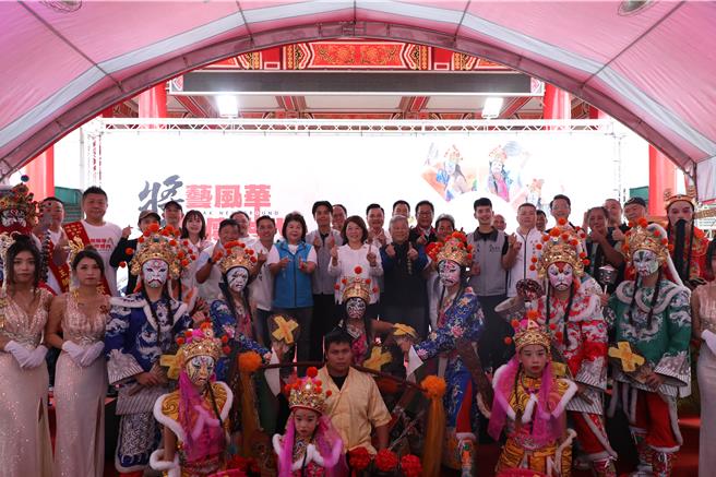 2024全國家將文化祭揭幕，市長黃敏惠、九華山地藏庵董事長黃俊森及民代期許發展宗教文化藝術。（廖素慧攝）