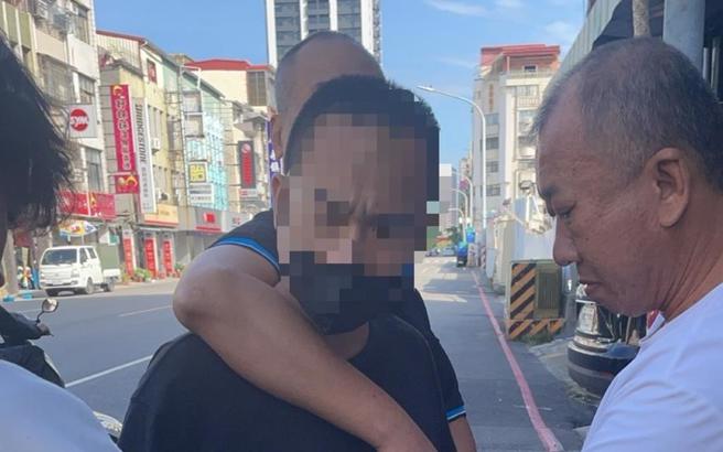 黃嫌開著偷來的贓車，擦撞路邊12輛汽機車，留下毒品、槍枝等不法事證肇逃，經過鳳山警方鍥而不捨追查，24日將人逮捕到案。（翻攝畫面／紀爰高雄傳真）