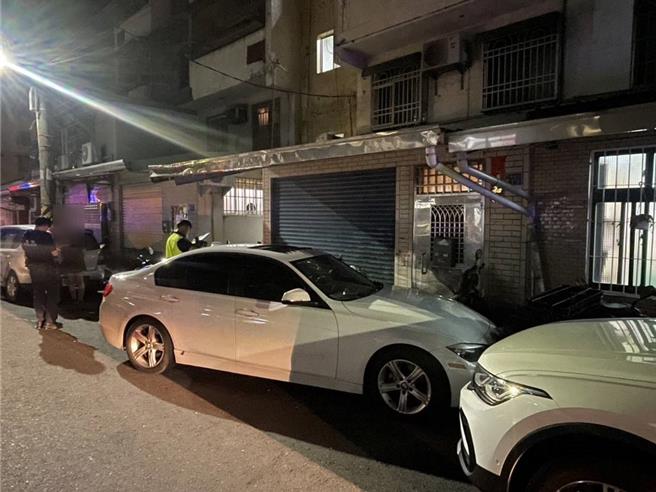 黃嫌22日開車衝撞路邊12輛汽機車，造成自小客3輛、普重機車8輛、電動自行車1輛受損。（翻攝畫面／紀爰高雄傳真）