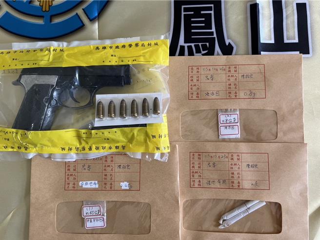黃嫌肇事逃逸，警方到場後查看車內，竟發現疑似改造手槍1支、子彈6顆，及毒品海洛因1包、安非他命1包、愷他命香菸2支等不法事證。（翻攝畫面／紀爰高雄傳真）