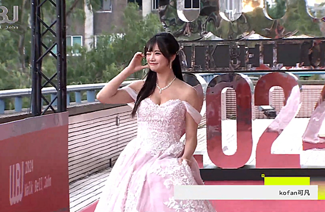 可凡穿公主装现身。（图／翻摄自走钟奖颁奖典礼 Walk Bell John Awards Youtube）