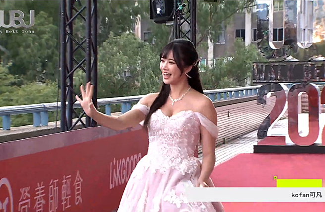 可凡大秀好身材。（图／翻摄自走钟奖颁奖典礼 Walk Bell John Awards Youtube）