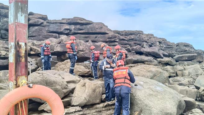 1名釣客今（26）日上午近9時，於新北市貢寮區馬崗漁港釣魚，發現1名男子卡在岸邊礁岩間，早已氣絕多時，瑞芳警分局會同海巡人員到場了解。（民眾提供）