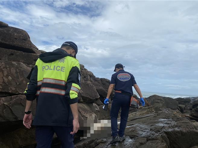 男子身上無衣物，亦無證件，警方立即拉設封鎖線。（民眾提供）