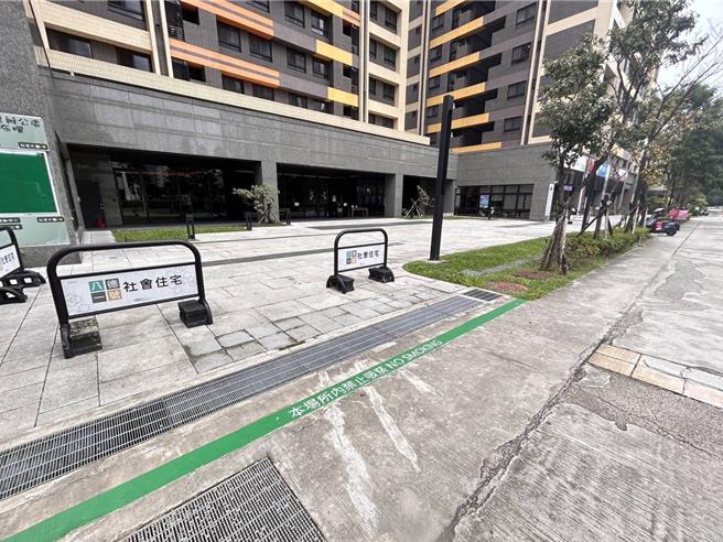 桃園市住發處嚴格管控吸菸的民眾，經舉報並查證屬實者，累犯3次即終止租賃契約，25日已有首位民眾遭驅逐。（桃園市政府提供）