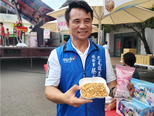 虎尾农会总干事蔡武吉展示今年的新品「椒燕花生」。（周丽兰摄）