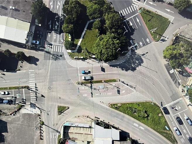 大溪武岭桥西端有六个路口，车辆在此交会情况更为复杂，桃园市交通局研拟改善，并引用AI侦测车流状况。（警方提供）