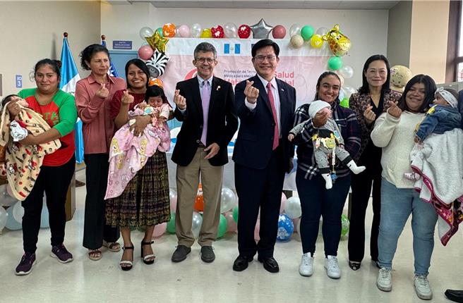 外交部长林佳龙参与瓜地马拉圣胡安德欧斯新生儿大楼。（取自林佳龙脸书）
