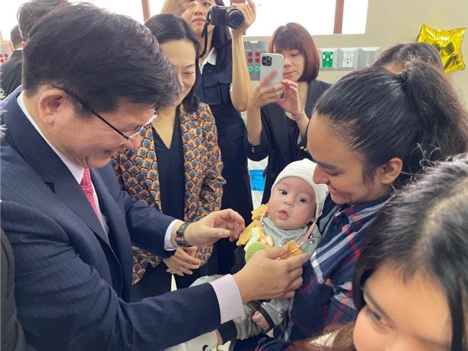 外交部长林佳龙祝福瓜国宝宝平安长大。（取自林佳龙脸书）