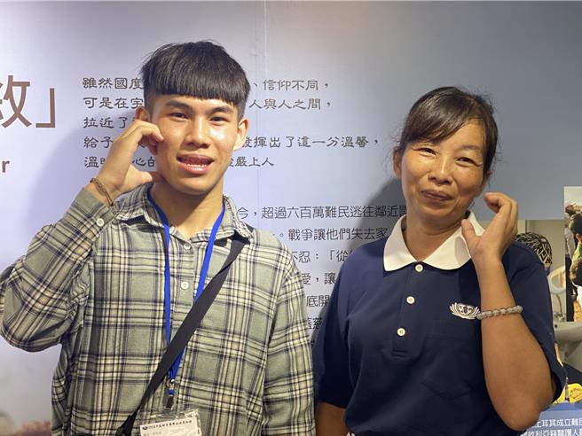 慈济志工师姐胡湘媞（右）说，柯柏诚（左）很乖，有一颗善良的心。（孙英哲摄）