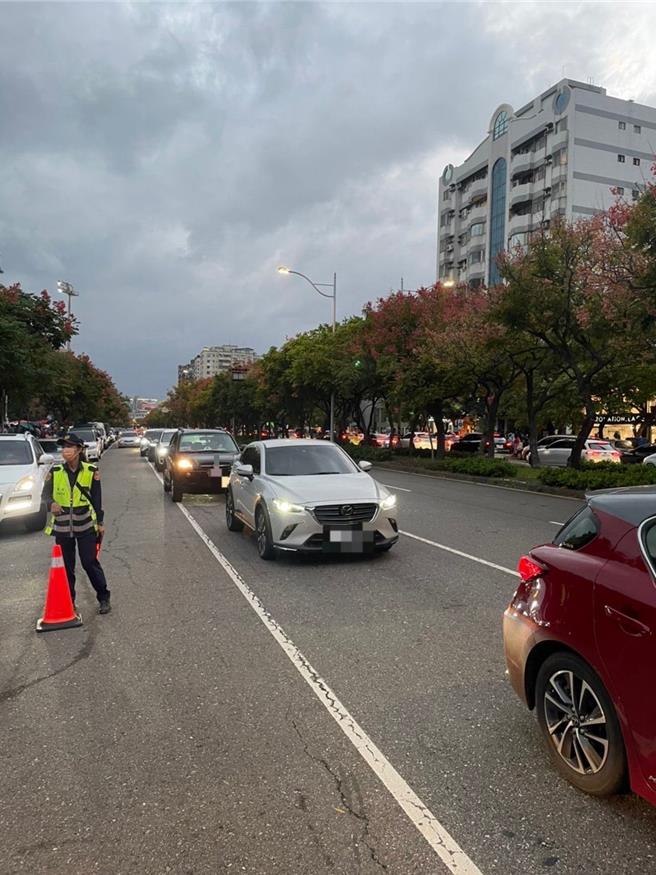 天母万圣节嘉年华，警方执行周遭交管措施。（警方提供）
