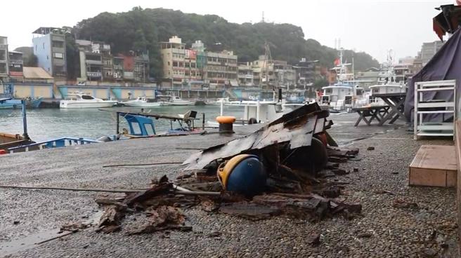 基隆市正滨渔港的知名打卡景点「彩色屋」有一栋4楼铁皮屋檐昨日凌晨疑似因强风吹落砸到地面，幸好当时无人路过。（民眾提供／徐佑升基隆传真）