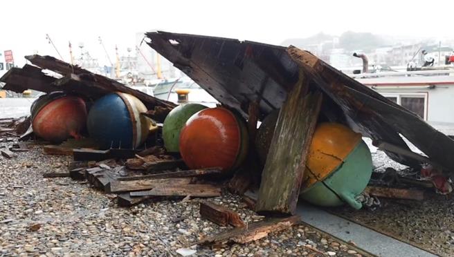 基隆市正滨渔港的知名打卡景点「彩色屋」有一栋4楼铁皮屋檐昨日凌晨疑似因强风吹落砸到地面，幸好当时无人路过。（民眾提供／徐佑升基隆传真）