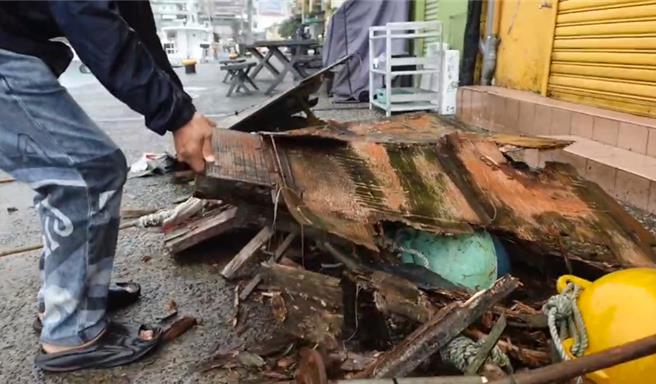 基隆市正滨渔港的知名打卡景点「彩色屋」有一栋4楼铁皮屋檐昨日凌晨疑似因强风吹落砸到地面，幸好当时无人路过。（民眾提供／徐佑升基隆传真）