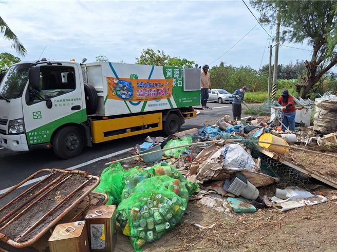 嘉義縣東石鄉塭仔村26日清潔大作戰，清出大批垃圾。（東石鄉公所提供／廖素慧嘉縣傳真）